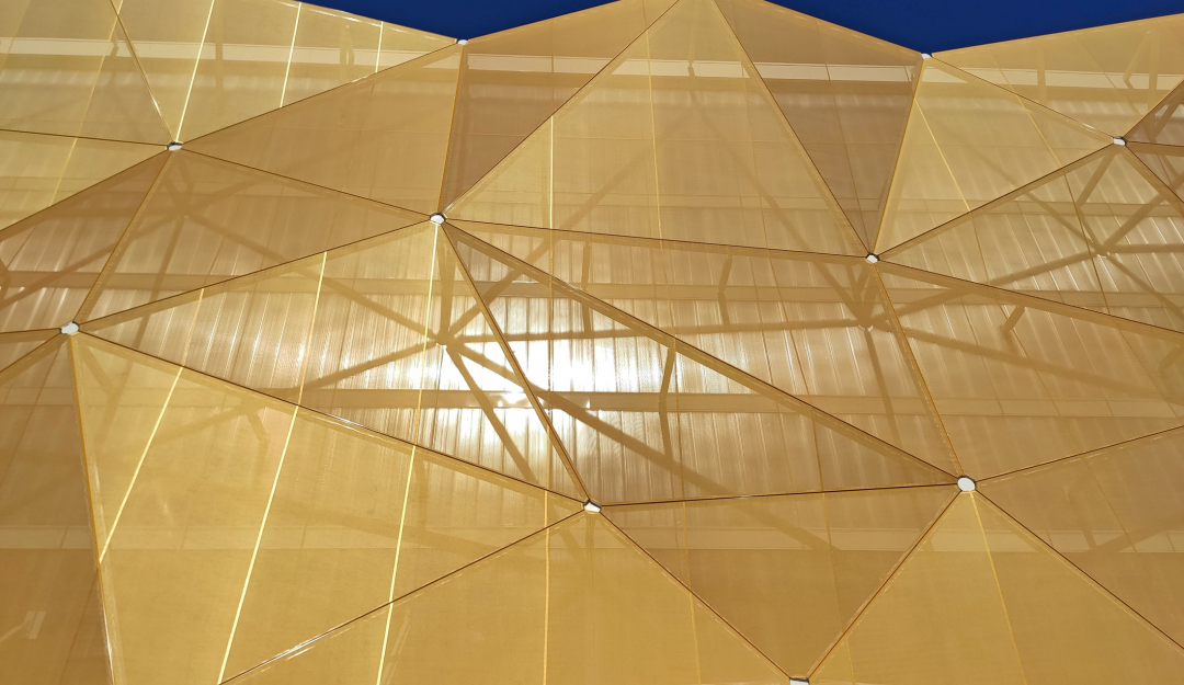 Goldene Textilfassade für ein Einkaufszentrum in Andora