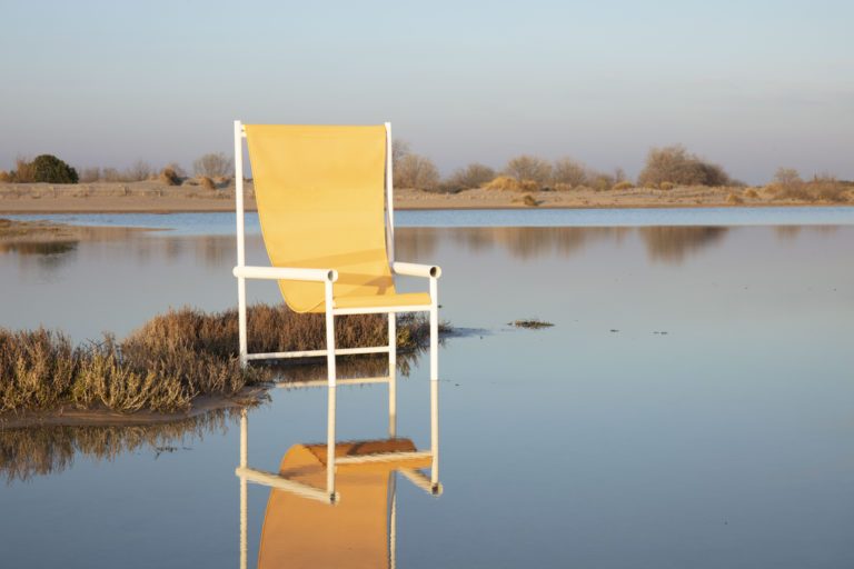 Chaise jaune en structure métal avec assise en Batyline Color, posée sur l’eau