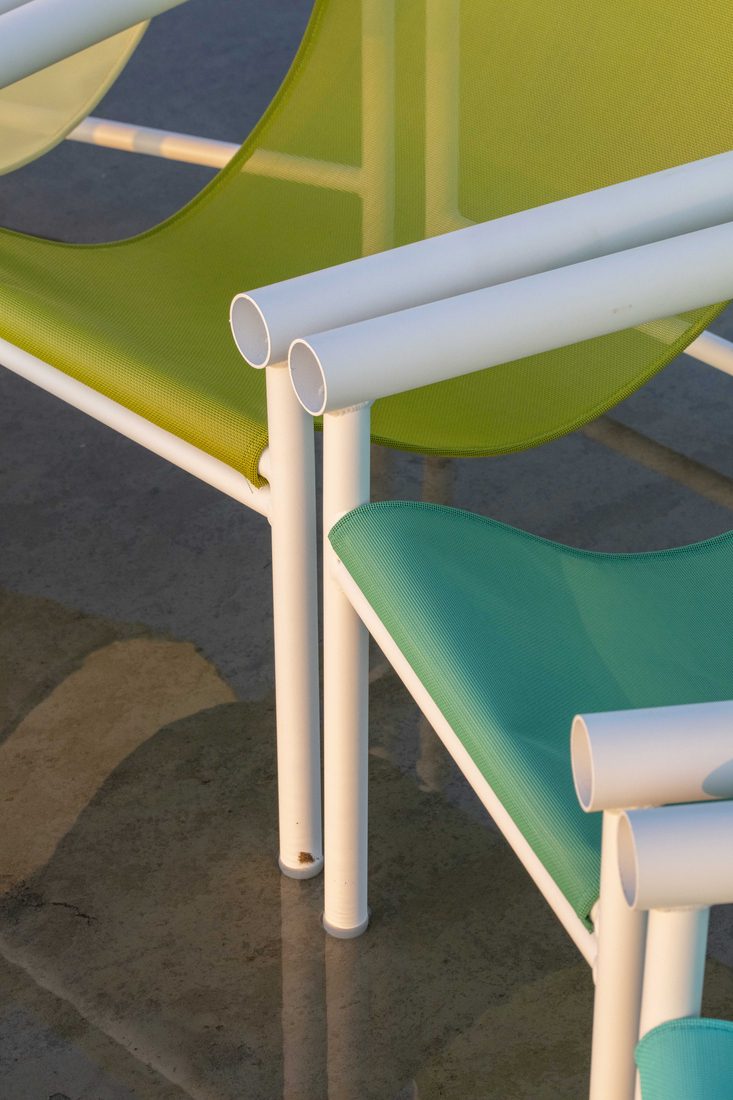 Gros plan sur la toile Batyline Color sur deux chaises sling vertes