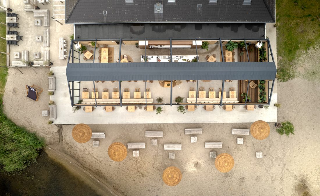 Beachfront terrace with glazed structure equipped with Serge Ferrari Soltis 96 Proof shading fabric