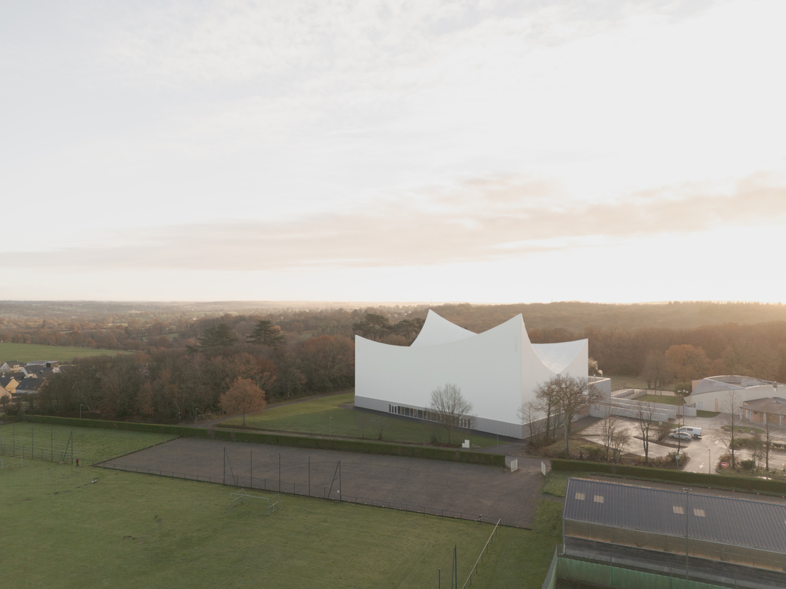 Vue aérienne d’un complexe sportif à La Bouëxière avec toiture textile blanche aux formes ondulantes, réalisée en membranes Tenseo 902 S2 et 1002 S2.