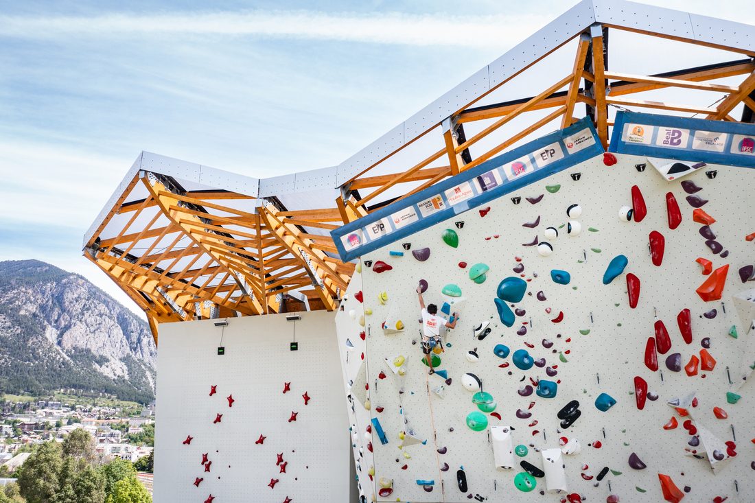 Mur d’escalade de Briançon avec toiture textile STFE – Serge Ferrari.