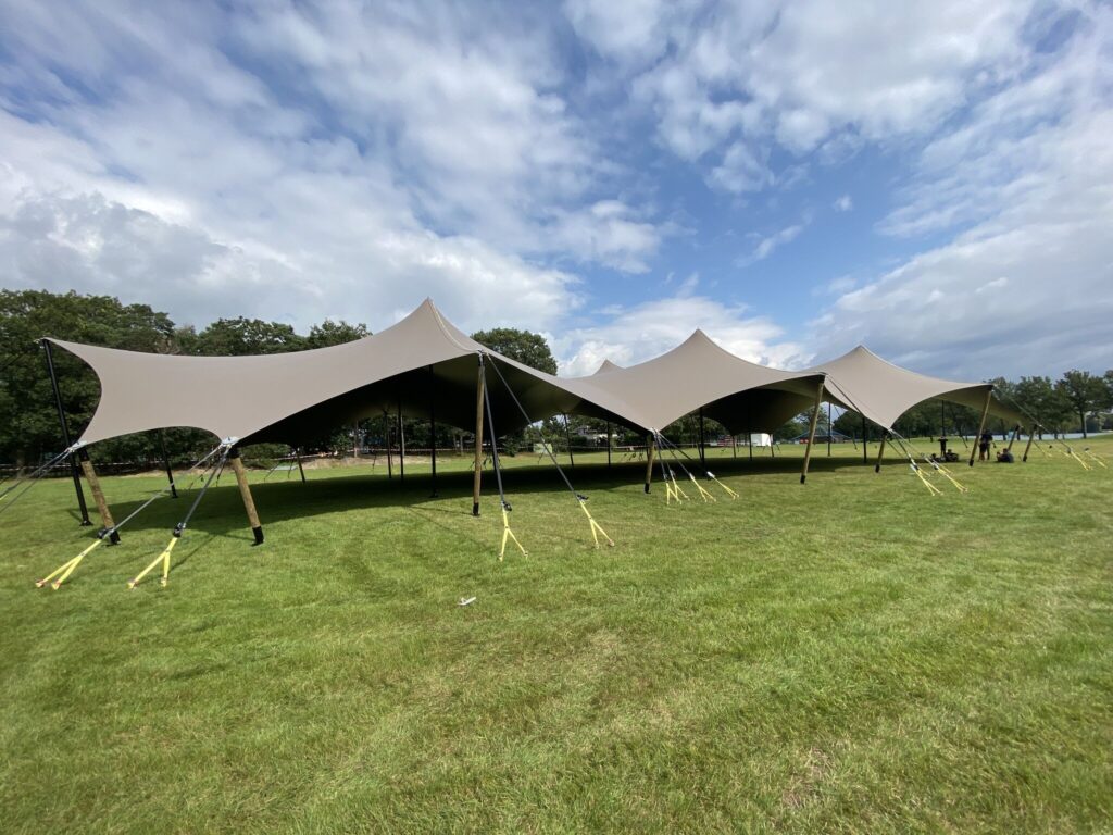 Alignement de structures textiles Flexlight Lodge 6002 pour événement F1 Zandvoort