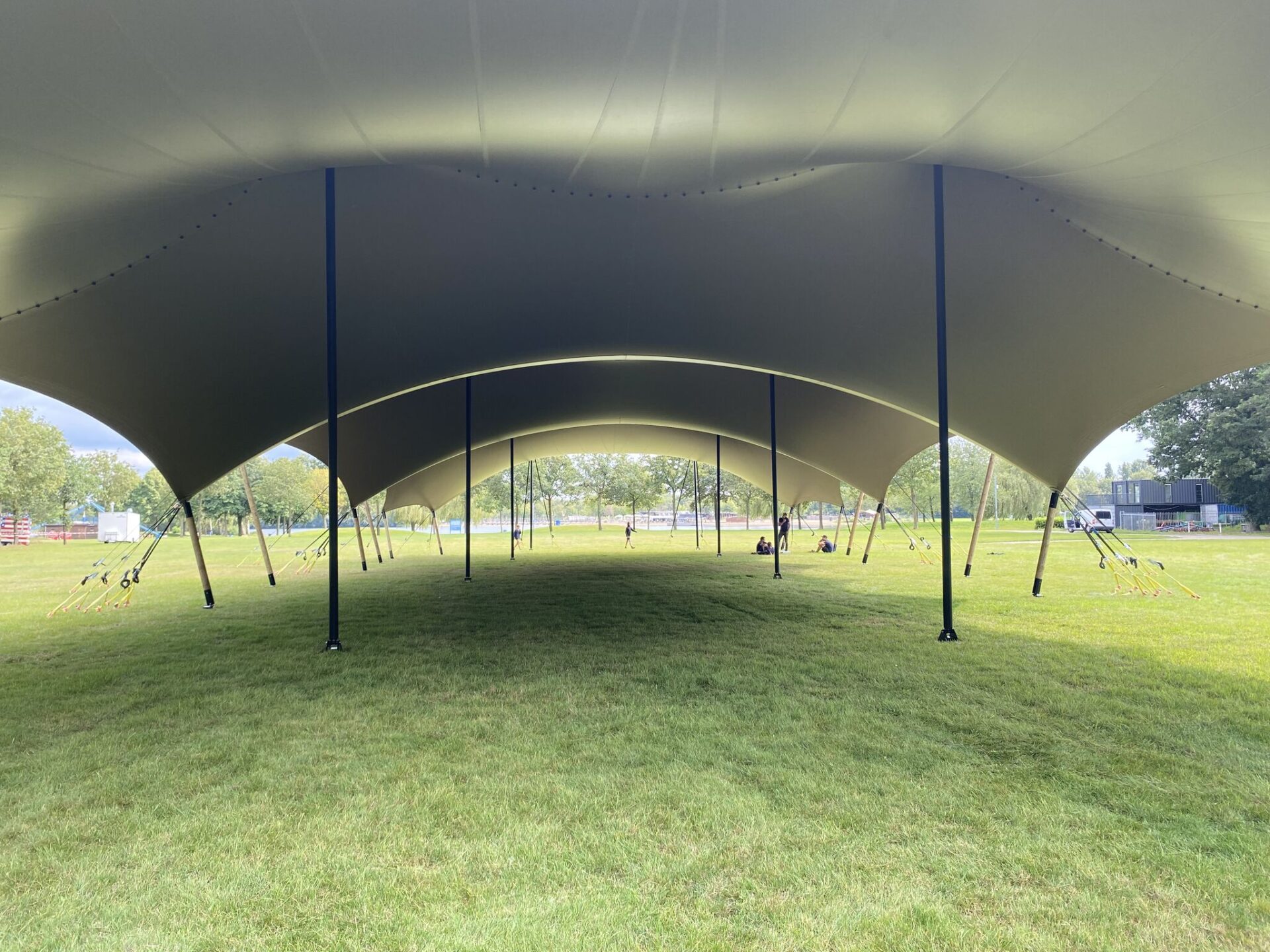 Structure textile tendue Flexlight Lodge 6002 installée sur pelouse pour événement extérieur au Grand Prix de Zandvoort