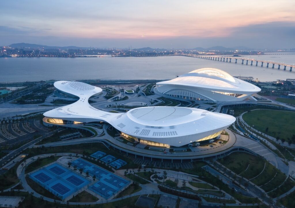 Complexe sportif en front de mer, couvert par des membranes architecturales Serge Ferrari.