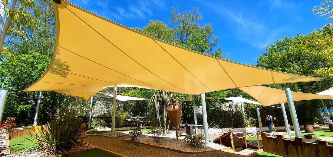 Voile d’ombrage en membrane textile tendue pour espace extérieur – Serge Ferrari.