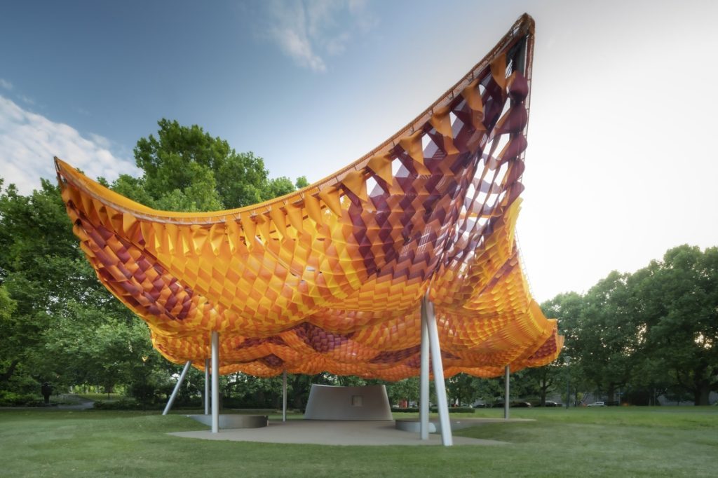 Pavillon architectural en extérieur utilisant des membranes composites souples Serge Ferrari pour structure textile et protection solaire