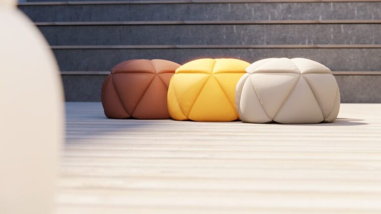 Poufs design en textile disposés sur une terrasse