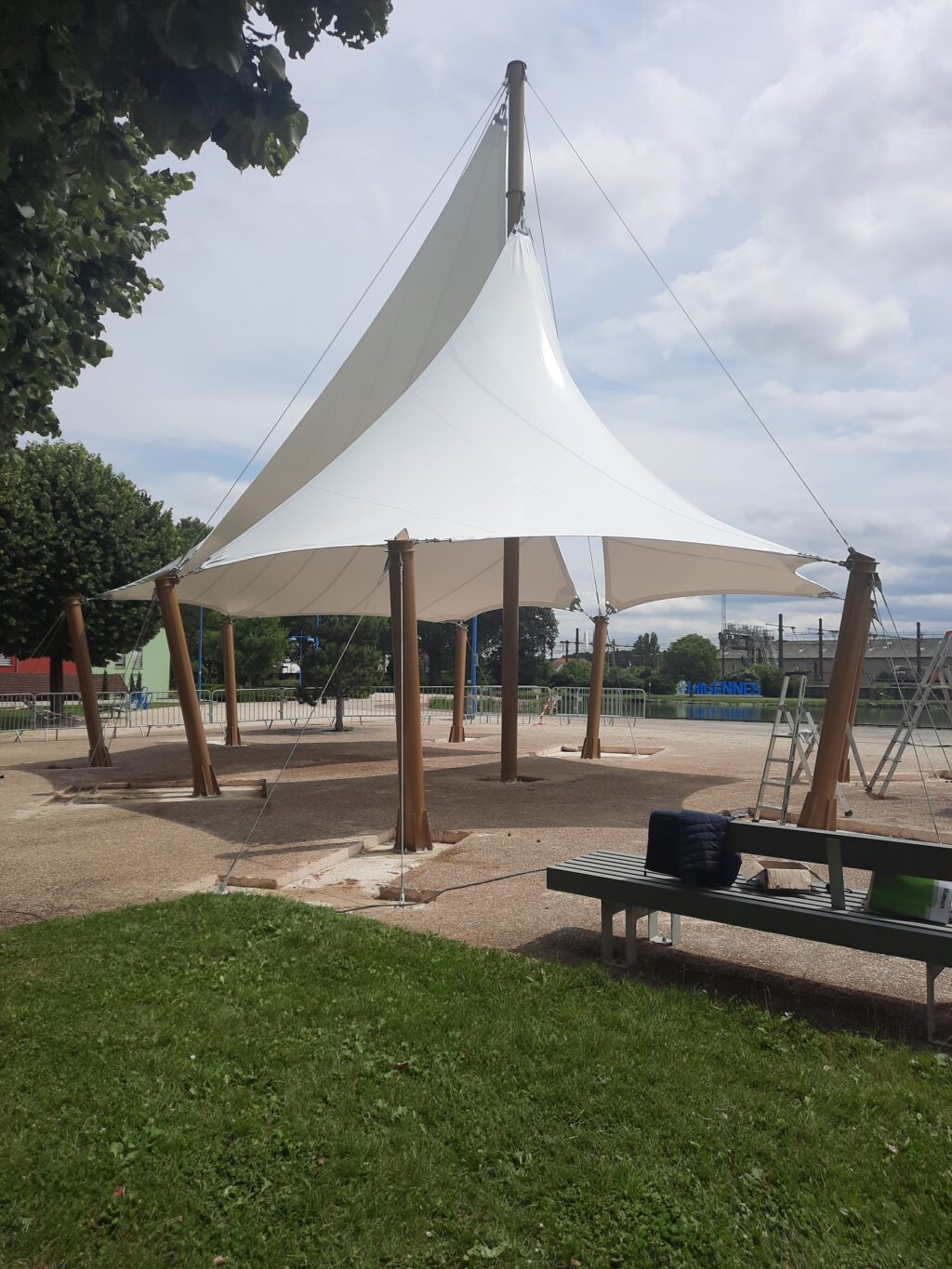 Structure textile tendue extérieure Serge Ferrari installée dans un espace public