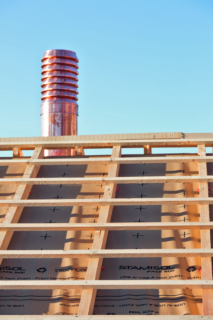 Pose d’une membrane imperméable et respirante Stamisol Pack 500 sur une toiture, avec liteaux bois et sortie de ventilation.