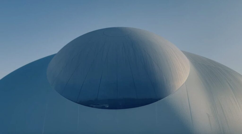 Détail d’une structure gonflable en membrane Flexlight formant un dôme textile blanc sous un ciel dégagé