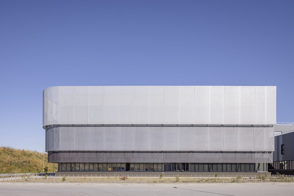 Façade courbe en membrane textile Frontside View 381 – Base aérienne Évreux