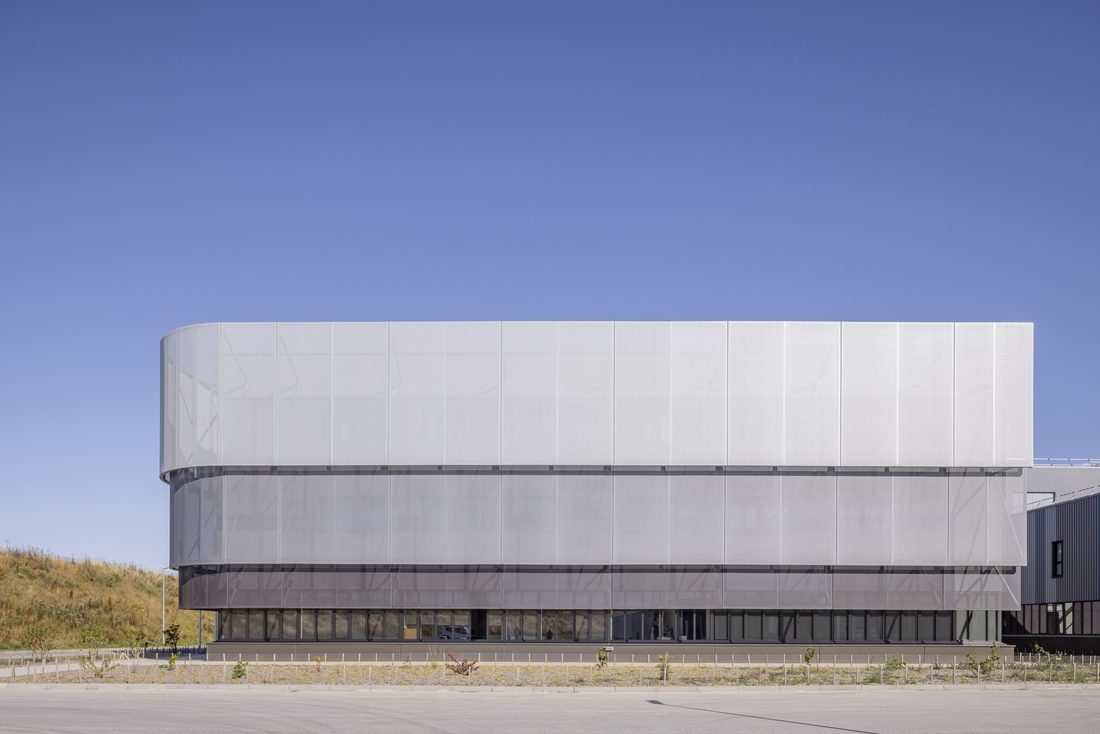 Façade courbe en membrane textile Frontside View 381 – Base aérienne Évreux