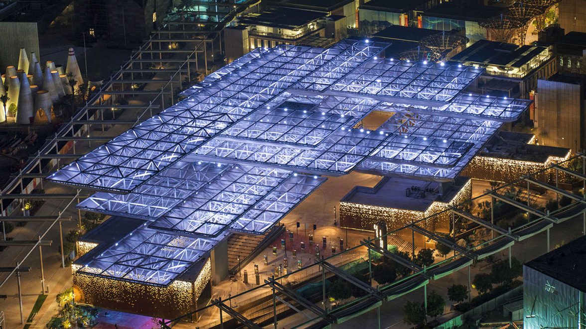 Opportunity Pavilion Expo 2020 Dubai toiture textile Serge Ferrari vue aérienne nocturne