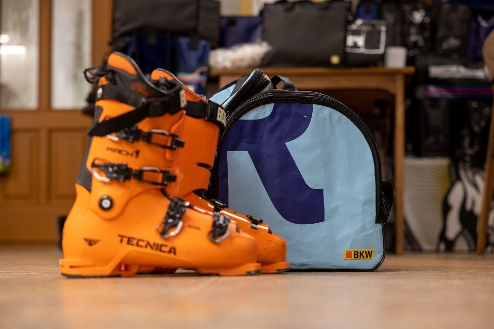 Sac promotionnel BKW en textile technique Serge Ferrari à côté de chaussures de ski de compétition