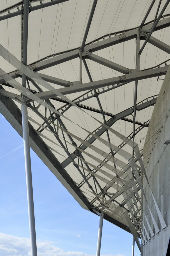 Toiture textile du Groupama Stadium avec membrane architecturale tendue sur structure métallique