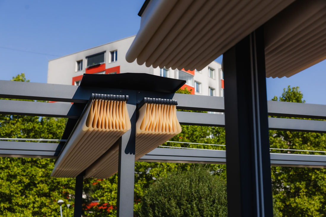 Pergolas textiles installées sur une terrasse extérieure avec structure aluminium et toiles rétractables.