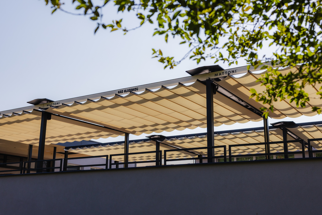Pergola textile à toile plissée rétractable avec structure aluminium pour protection solaire extérieure.