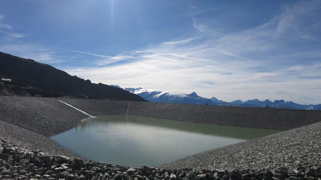 Retenue d’eau aménagée avec géomembrane technique en milieu montagneux
