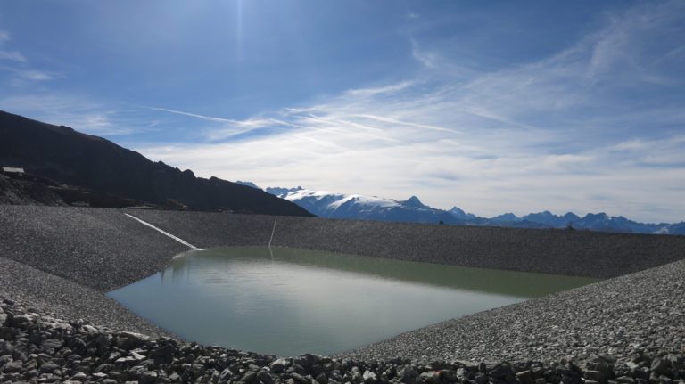 Retenue d’eau aménagée avec géomembrane technique en milieu montagneux