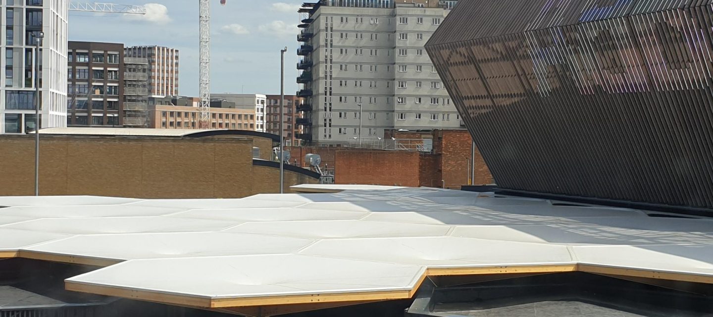 Toiture textile modulaire sur bâtiment urbain contemporain