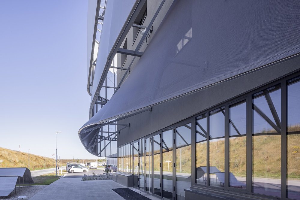 Détail façade textile double peau avec vitrage – Frontside View 381 Évreux