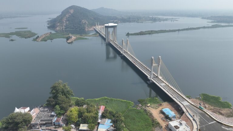 Vue aérienne de l’Ambhora Bridge reliant deux rives au-dessus d’un lac.