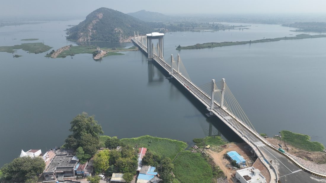 Vue aérienne de l’Ambhora Bridge reliant deux rives au-dessus d’un lac.