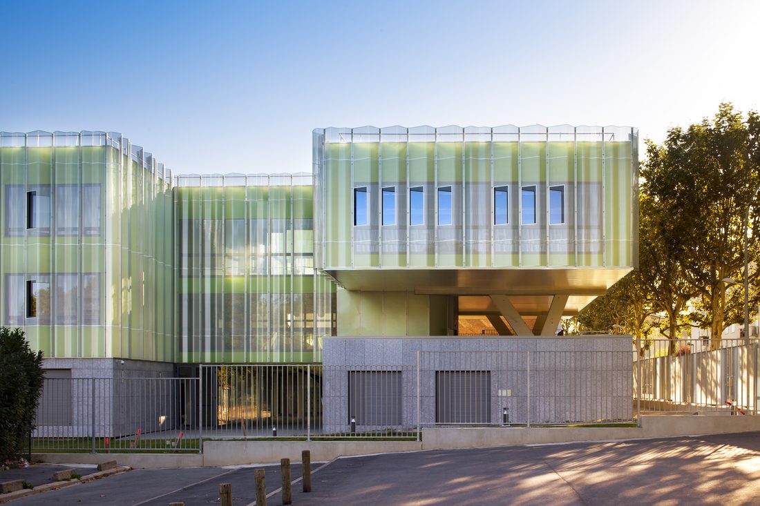 Membrane Stamisol imper-respirante de Serge Ferrari utilisée en façade de bâtiment scolaire