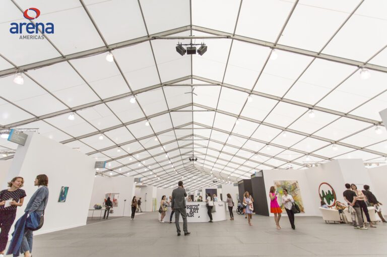 Salon d’exposition sous une structure événementielle en membrane composite souple Serge Ferrari, conçue pour accueillir du public en grand volume.