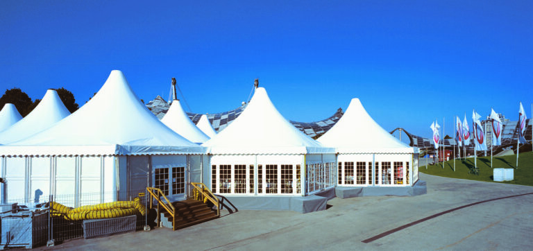 Structure grand volume recouverte d’une membrane composite souple Serge Ferrari, solution textile durable pour couvrir de grands espaces.