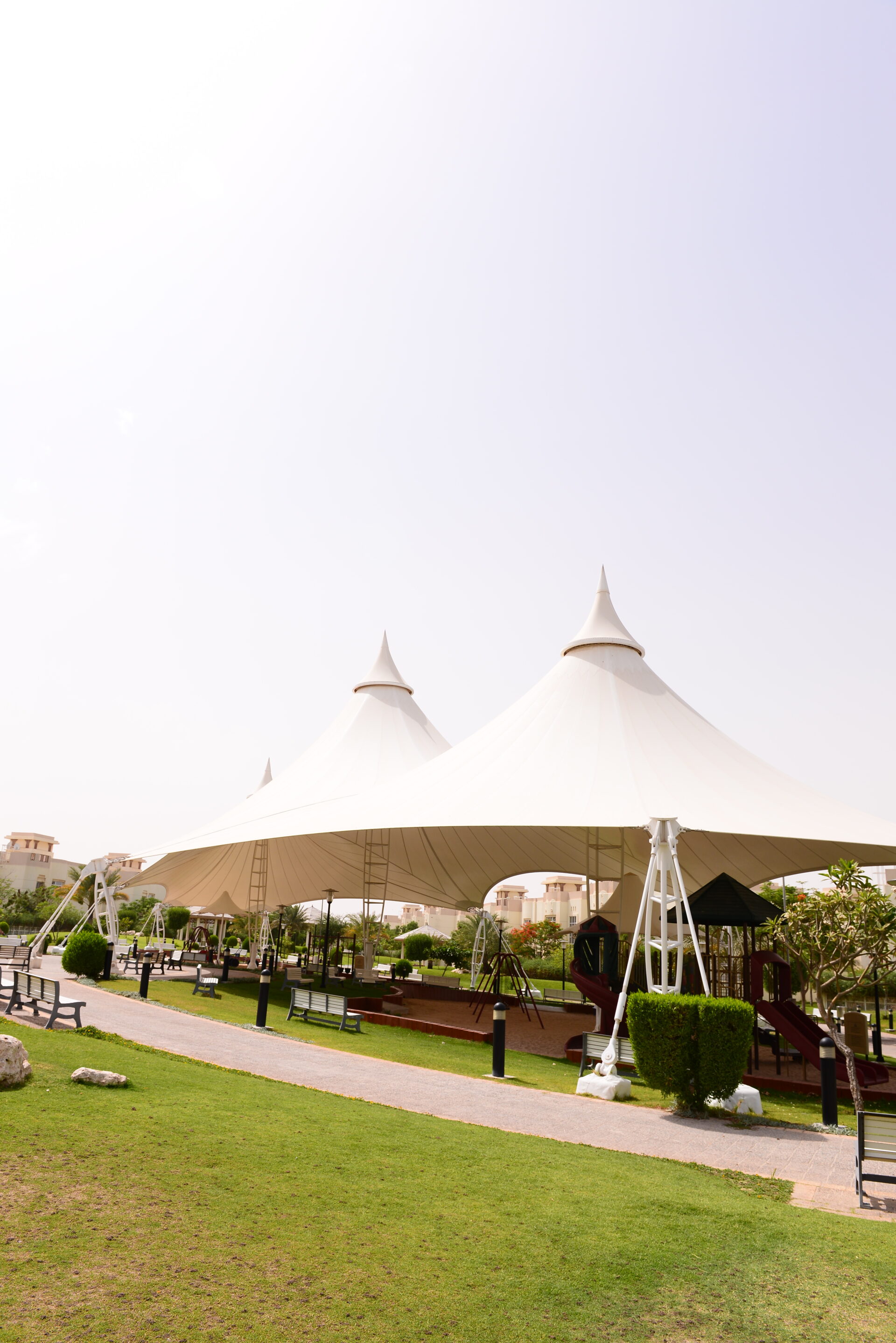 Structures en toile tendue pour ombrage dans un parc public