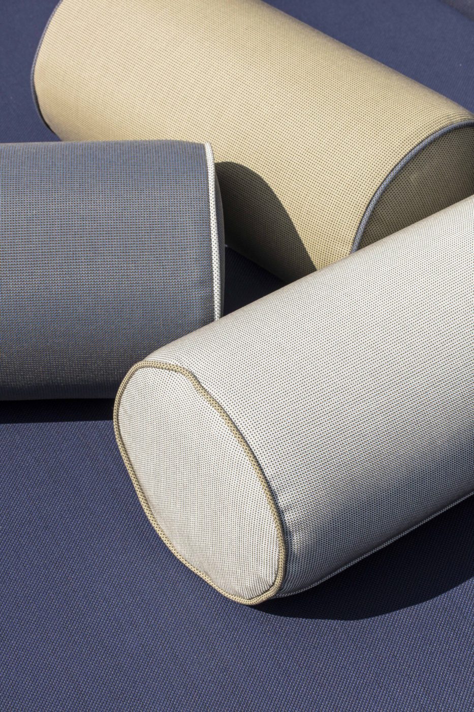 Coussins en toile Batyline Chill sur mobilier extérieur