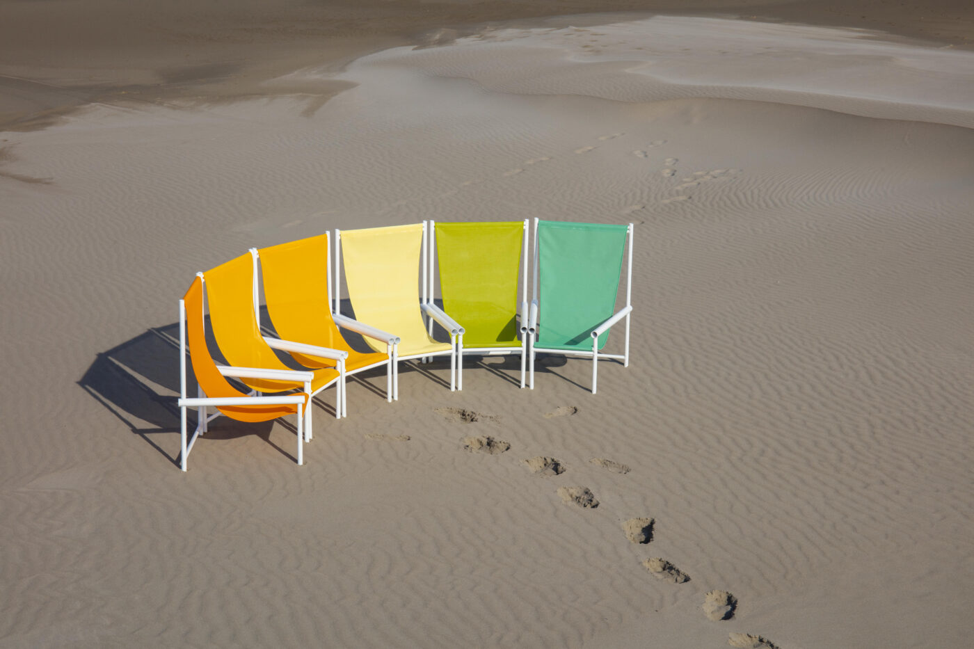 Chaises en toile Batyline posées dans les dunes – mobilier outdoor Serge Ferrari
