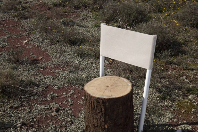 Dossier de chaise en Batyline Eden avec assise en rondin – proposition de design