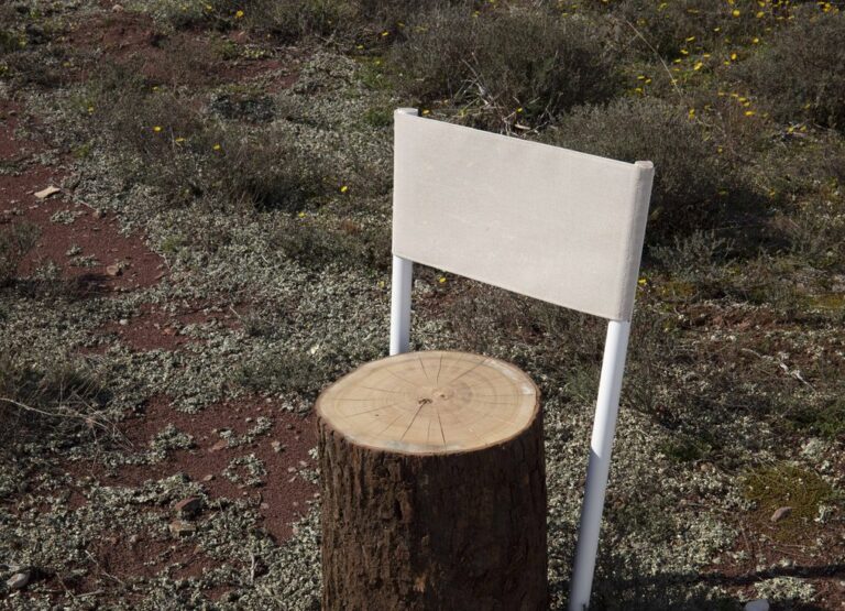 Dossier de chaise en Batyline Eden avec assise en rondin – proposition de design