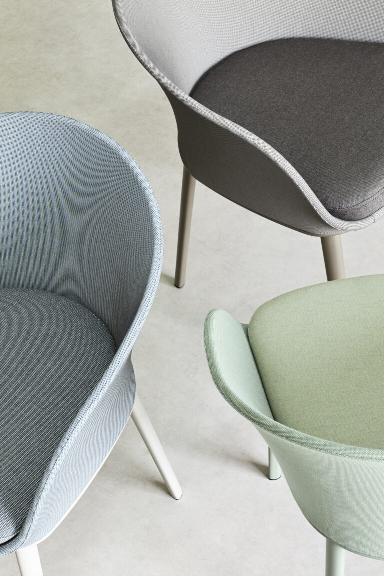 Chaises design revêtues de textile technique composite Serge Ferrari pour l’ameublement intérieur