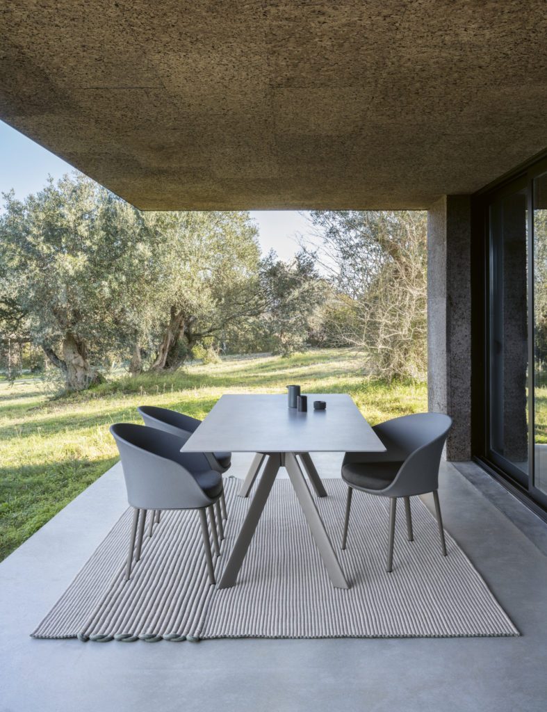 Mobilier d'extérieur en Batyline Elios, au sein d'une terrasse moderne.