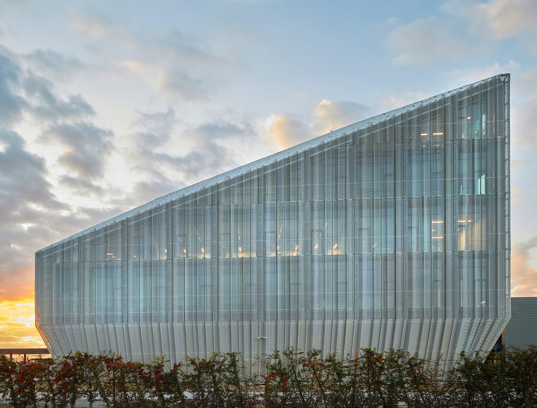 Façade architecturale contemporaine intégrant des membranes composites souples Serge Ferrari pour protection solaire et enveloppe du bâtiment