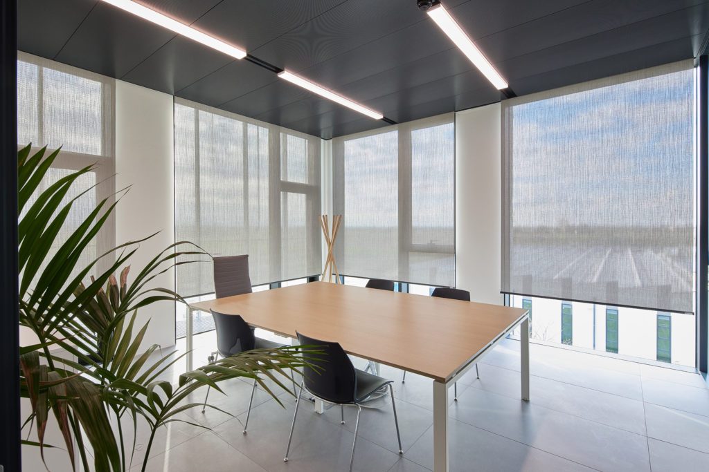 Salle de réunion avec stores enrouleurs filtrants