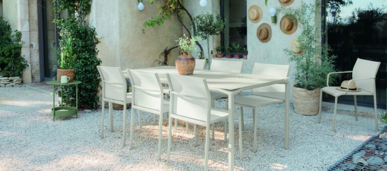 Salon de jardin Fermob avec chaises Batyline Stereo Serge Ferrari