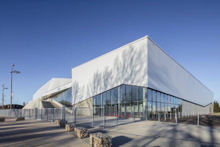 Façade contemporaine du Stade d’Athlétisme de Miramas avec enveloppe textile blanche.