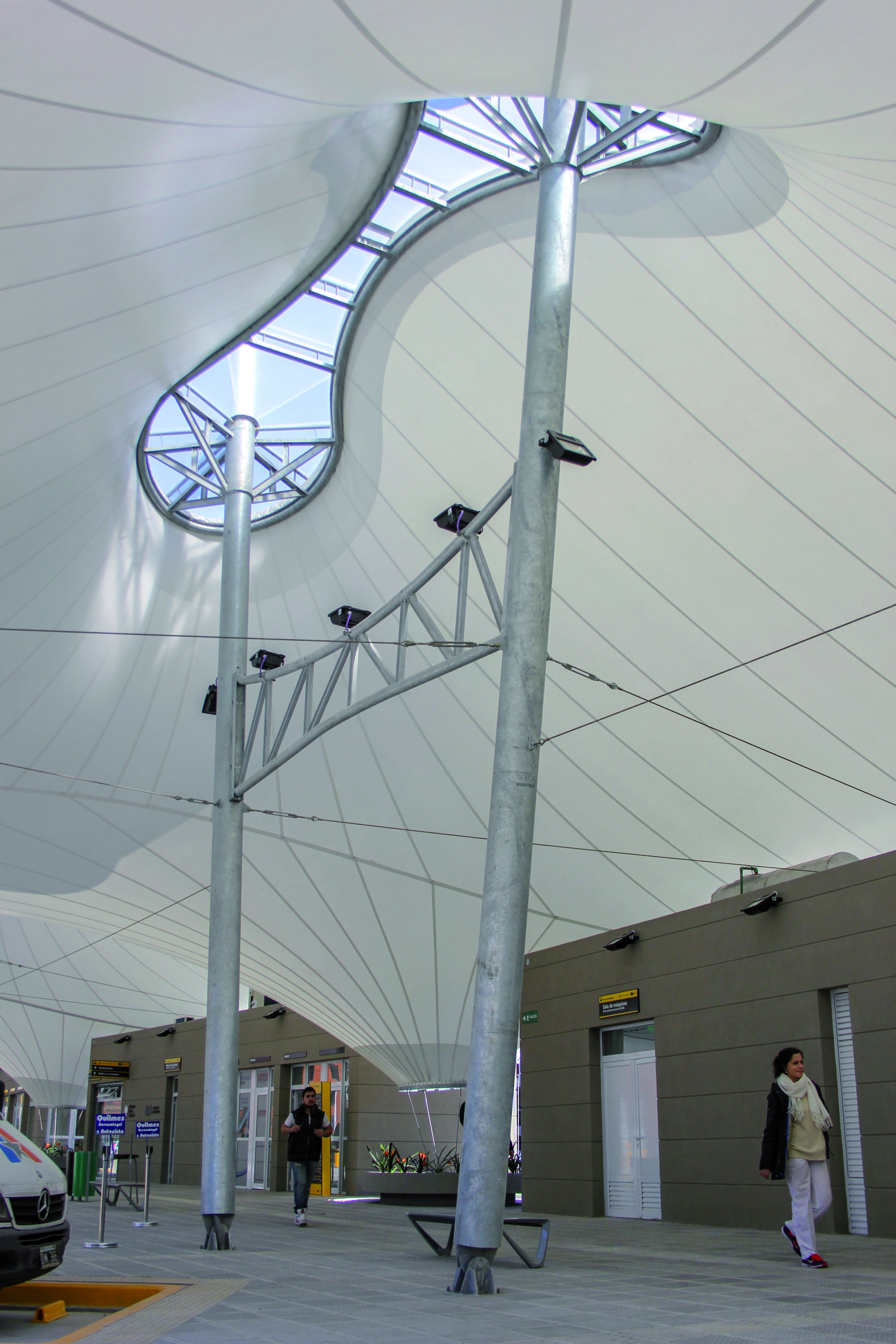 Structure tendue en textile architectural pour couverture d’espace public