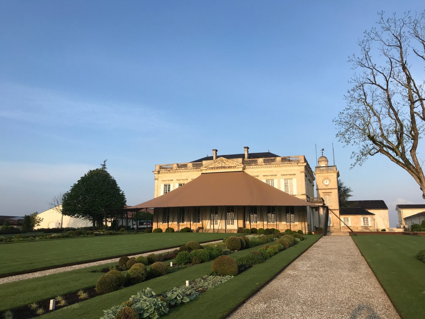 Voile d’ombrage devant le Château Gruaud Larose