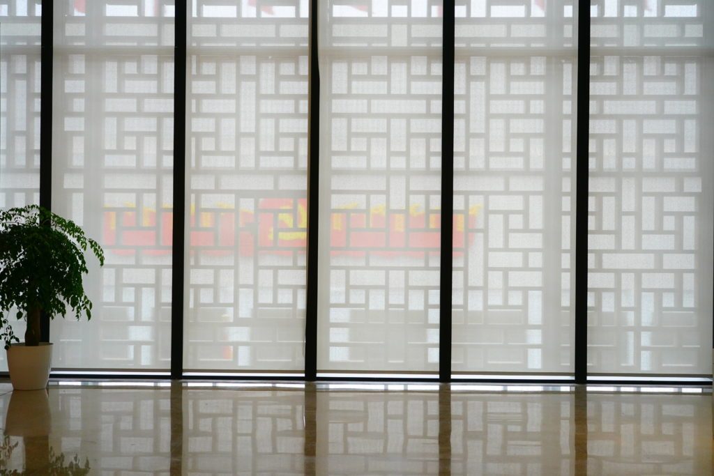 Stores intérieurs grand format en membrane composite souple Serge Ferrari sur façade vitrée – China National Arts and Crafts Museum