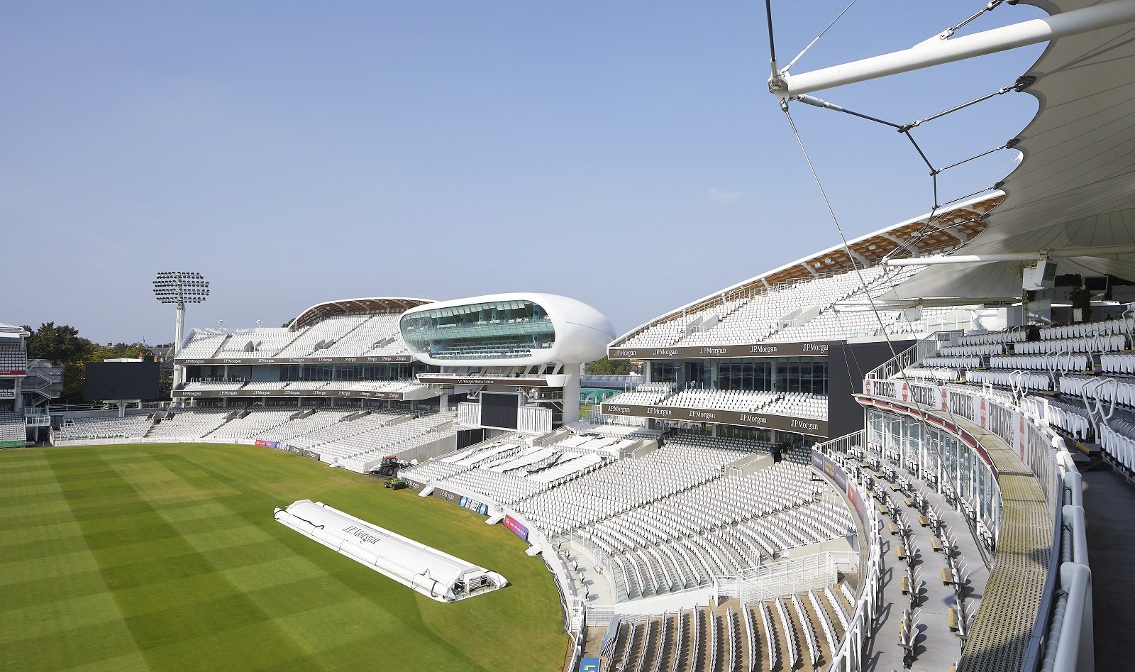 Tribunes Compton et Edrich couvertes par une membrane textile Flexlight Advanced 902 S2 au Lord’s Cricket Ground