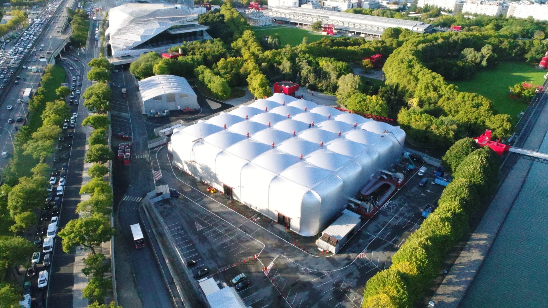 Structure modulaire en textile technique pour bâtiment temporaire vue aérienne