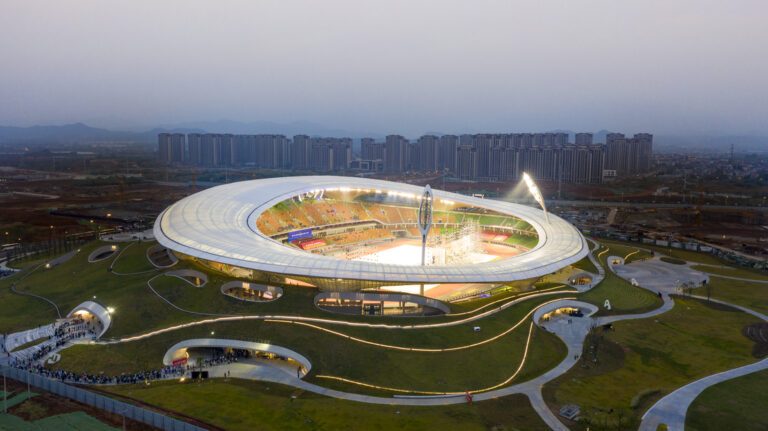 Quzhou Stadium illuminé en soirée avec toiture textile et gradins éclairés