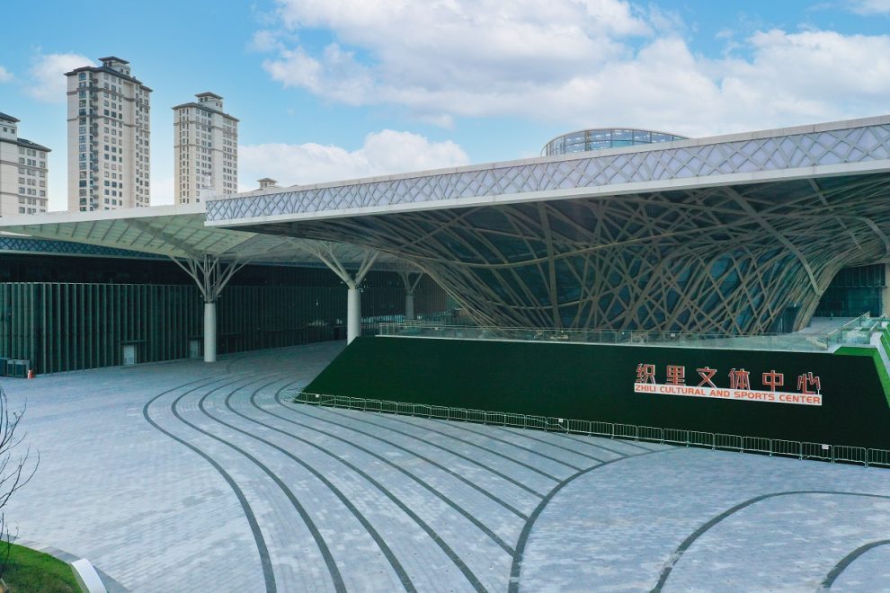 Façade Zhili Culture and Sport Centre Huzhou avec structure textile Serge Ferrari