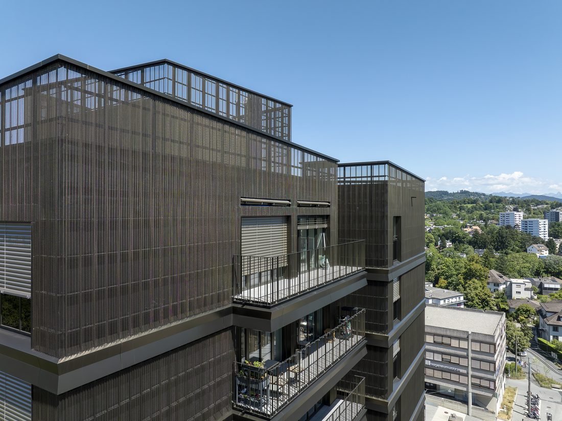 Façade de bâtiment équipée de textile technique pour protection solaire et esthétique